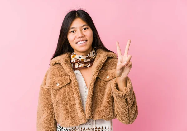 Joven Asiática Mujer Mostrando Victoria Signo Sonriendo Ampliamente — Foto de Stock