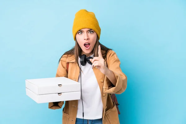 Ung Kaukasiska Kvinna Som Håller Pizzor Isolerade Har Idé Inspiration — Stockfoto