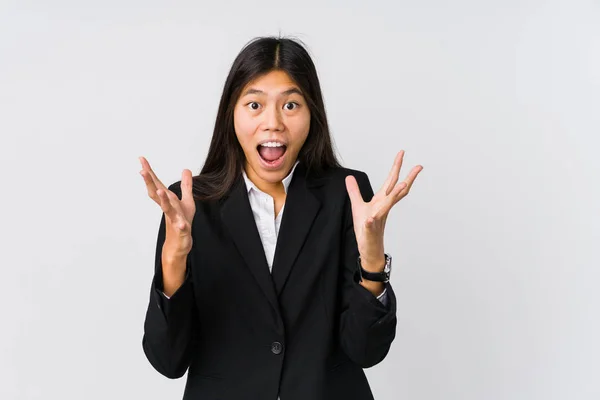 Junge Asiatische Geschäftsfrau Feiert Einen Sieg Oder Erfolg Ist Überrascht — Stockfoto