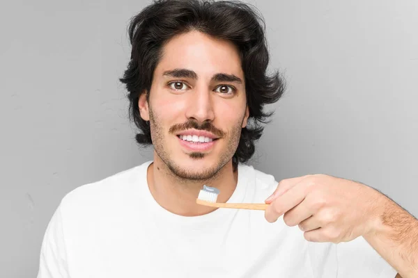 Joven Hombre Caucásico Limpiando Sus Dientes Con Cepillo Dientes Aislado — Foto de Stock