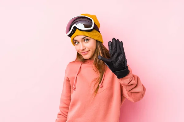 Νεαρή Καυκάσια Γυναίκα Φορώντας Ρούχα Του Σκι Απομονωμένη Χαμογελαστή Και — Φωτογραφία Αρχείου