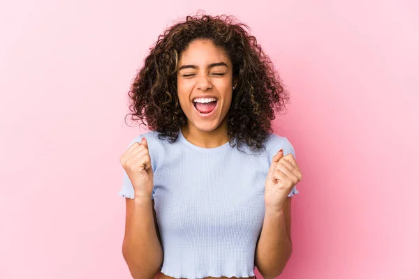 Junge Afrikanisch Amerikanische Frau Vor Rosa Hintergrund Jubelt Unbeschwert Und — Stockfoto