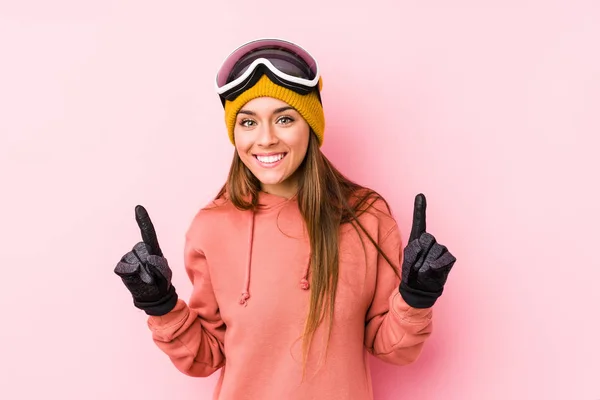 Jonge Blanke Vrouw Draagt Geïsoleerde Ski Kleding Geeft Met Beide — Stockfoto