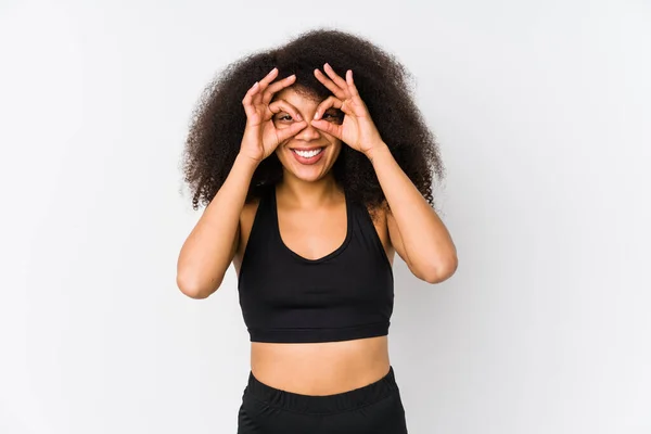 Genç Afro Amerikan Sporcu Kadın Gözlerinde Tamam Işareti Var — Stok fotoğraf