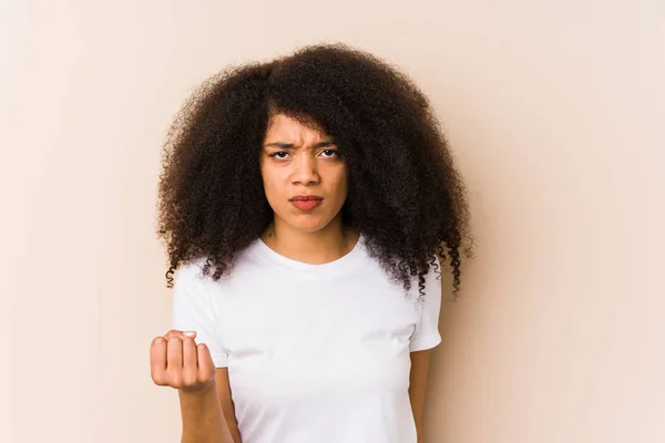 Молодая Африканская Американка Показывает Кулак Камеру Агрессивное Выражение Лица — стоковое фото