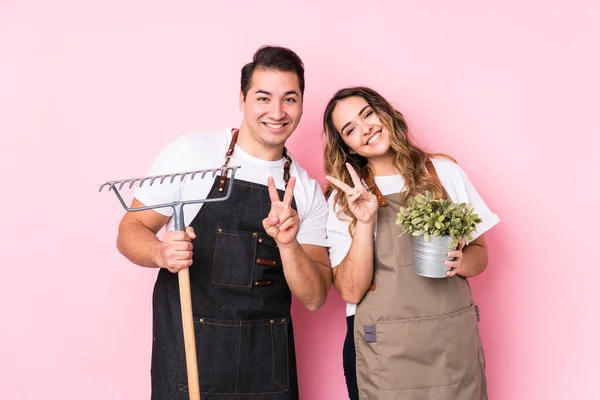 Jong Paar Tuinman Geïsoleerd Tonen Nummer Twee Met Vingers — Stockfoto