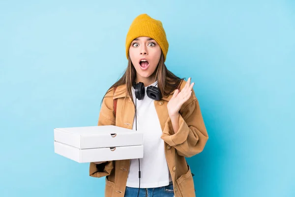 Jonge Blanke Vrouw Houdt Pizza Geïsoleerd Verrast Geschokt — Stockfoto
