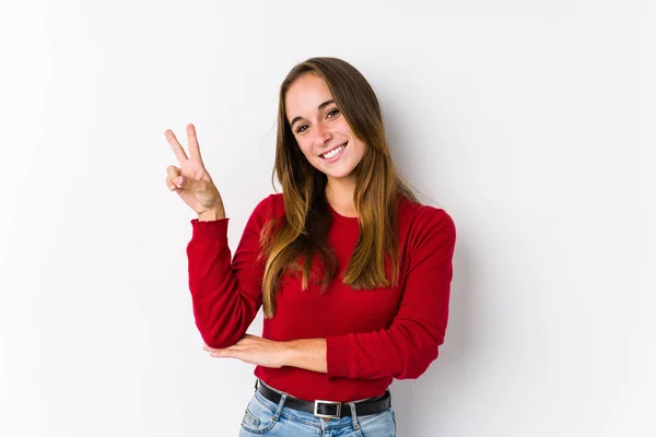 Jovem Caucasiana Posando Isolado Alegre Despreocupado Mostrando Símbolo Paz Com — Fotografia de Stock