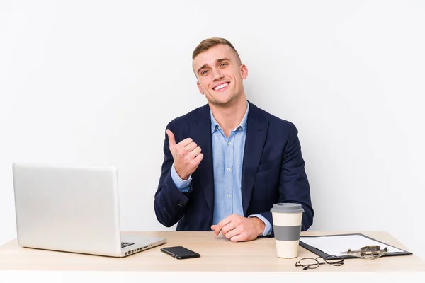 Jovem Homem Negócios Com Laptop Sorrindo Levantando Polegar — Fotografia de Stock