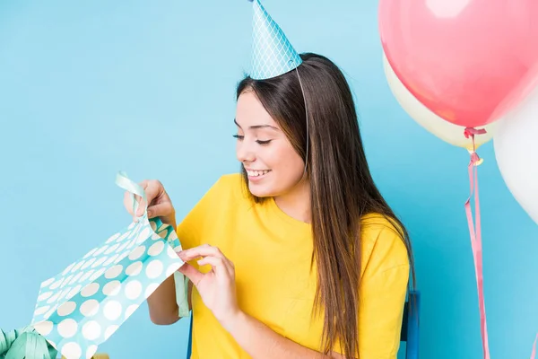 Jovem Mulher Caucasiana Preparando Uma Festa Aniversário — Fotografia de Stock