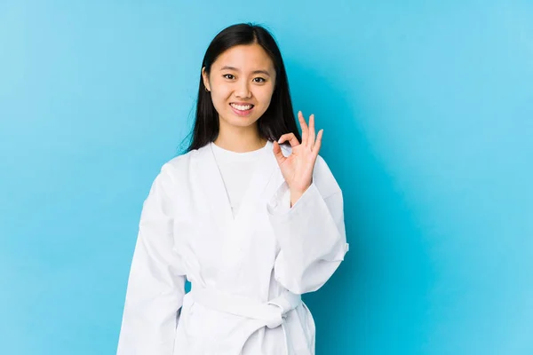 Junge Chinesin Praktiziert Karate Isoliert Fröhlich Und Zuversichtlich Zeigt Geste — Stockfoto