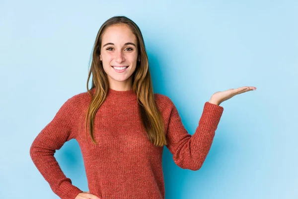 Giovane Donna Caucasica Posa Isolata Mostrando Uno Spazio Copia Palmo — Foto Stock