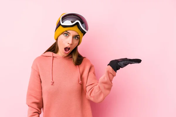 Νεαρή Καυκάσια Γυναίκα Που Φοράει Ρούχα Του Σκι Απομονωμένη Εντυπωσιάστηκε — Φωτογραφία Αρχείου