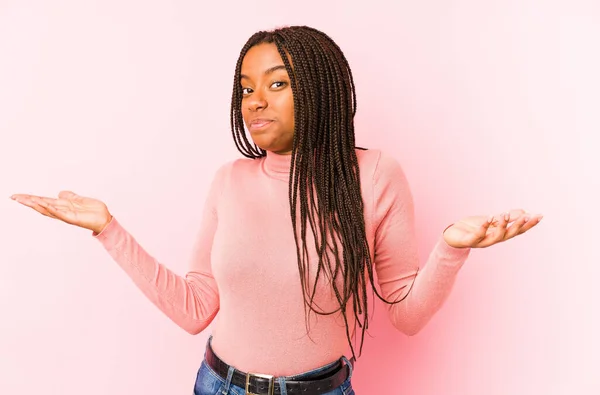 Jonge Afro Amerikaanse Vrouw Geïsoleerd Een Roze Achtergrond Twijfelen Schouders — Stockfoto