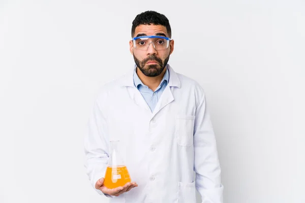 Jovem Árabe Químico Homem Isolado Encolhe Ombros Olhos Abertos Confuso — Fotografia de Stock