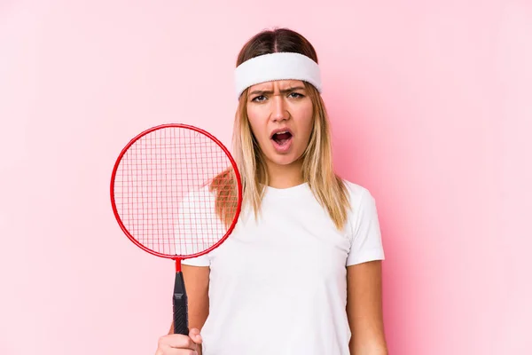 Jovem Que Joga Badminton Isolado Gritando Muito Irritado Agressivo — Fotografia de Stock
