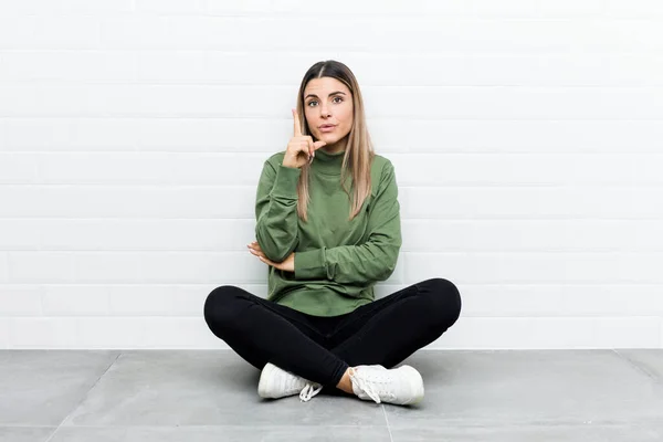 Young Caucasian Woman Sitting Floor Having Some Great Idea Concept — ストック写真