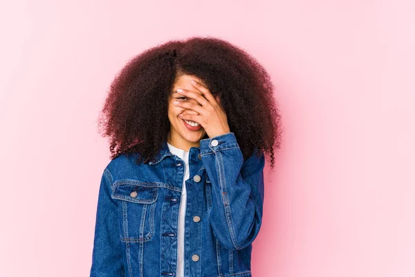 Ung Afrikansk Amerikansk Kvinna Blinkar Vid Kameran Genom Fingrar Generad — Stockfoto