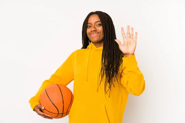 Joven Mujer Afroamericana Jugando Baloncesto Aislado Sonriente Alegre Mostrando Número — Foto de Stock