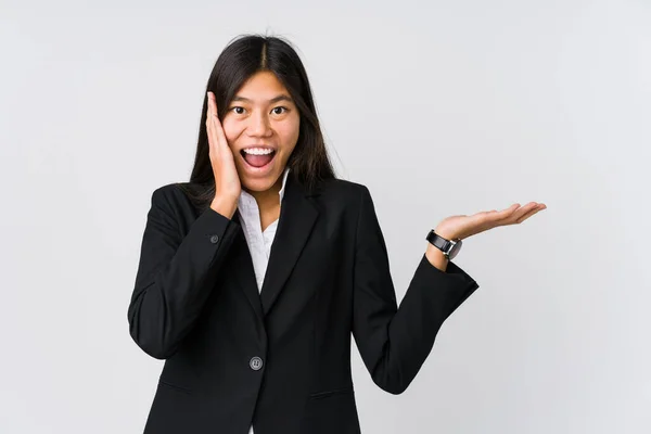 Jonge Aziatische Zakenvrouw Houdt Kopieerruimte Een Handpalm Houd Hand Wang — Stockfoto