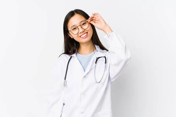 Mladý Lékař Číňan Žena Izolovaný Vzrušený Vedení Gesto Oko — Stock fotografie