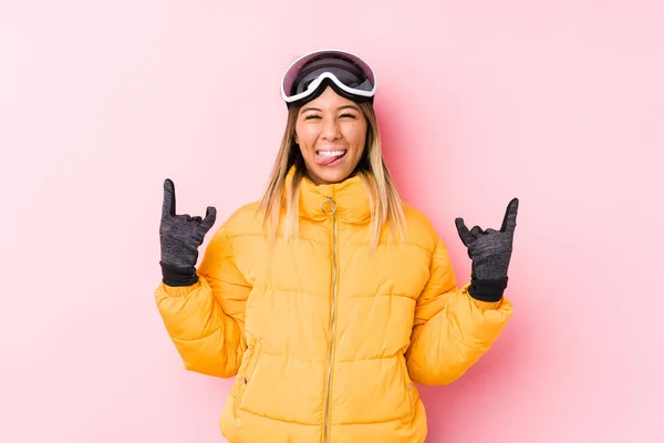Young Caucasian Woman Wearing Ski Clothes Pink Background Showing Rock — 스톡 사진