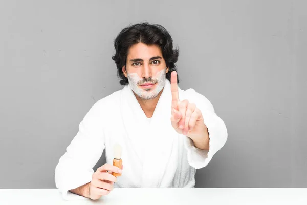 Jongeman Scheren Zijn Baard Tonen Nummer Een Met Vinger — Stockfoto