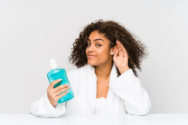 Ung Afrikansk Amerikansk Kvinna Håller Mun Tvätta Försöker Lyssna Ett — Stockfoto