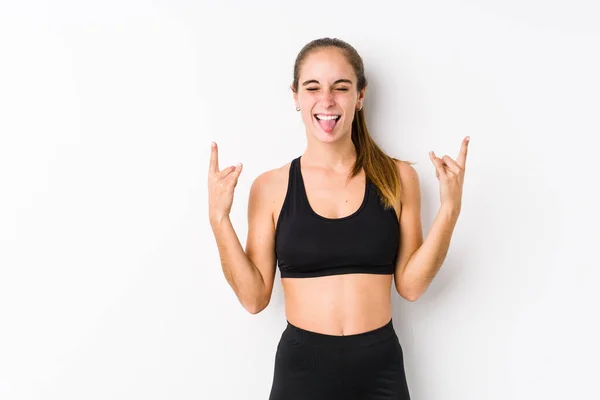 Ung Kaukasiska Fitness Kvinna Poserar Vit Bakgrund Visar Rock Gest — Stockfoto