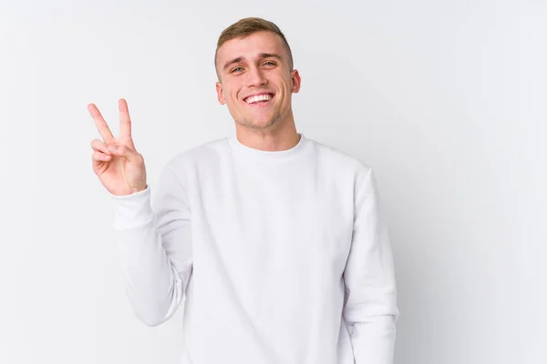 Jovem Caucasiano Fundo Branco Alegre Despreocupado Mostrando Símbolo Paz Com — Fotografia de Stock