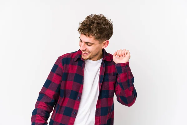 Jovem Loiro Cabelo Encaracolado Caucasiano Homem Isolado Dançando Divertindo — Fotografia de Stock