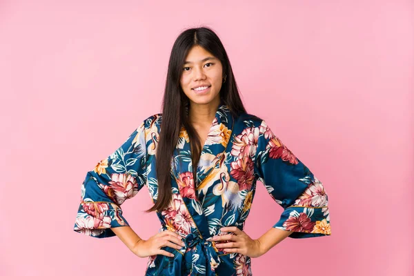 Giovane Donna Asiatica Indossa Pigiama Kimono Fiducioso Mantenendo Mani Sui — Foto Stock