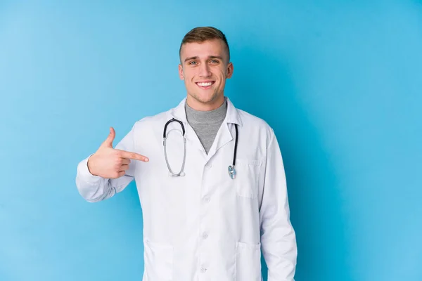 Młody Biały Lekarz Człowiek Osoba Wskazując Ręcznie Koszula Kopia Przestrzeń — Zdjęcie stockowe