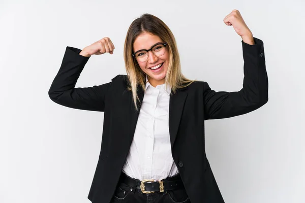 Νεαρή Γυναίκα Καυκάσιος Επιχειρηματίας Δείχνει Ισχυρή Χειρονομία Χέρια Σύμβολο Της — Φωτογραφία Αρχείου