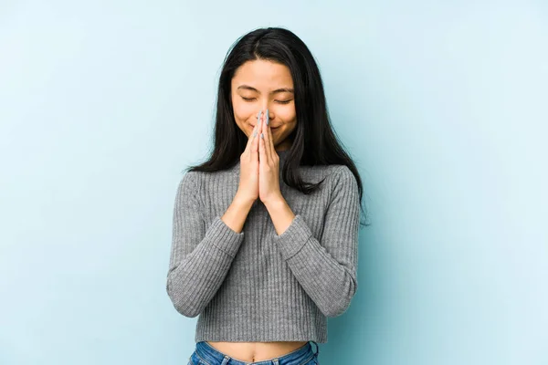 Fiatal Kínai Elszigetelt Kék Háttérrel Kéz Kézben Imádkozni Közel Száj — Stock Fotó