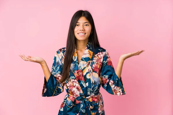 Joven Mujer Asiática Usando Pijama Kimono Hace Escala Con Los —  Fotos de Stock
