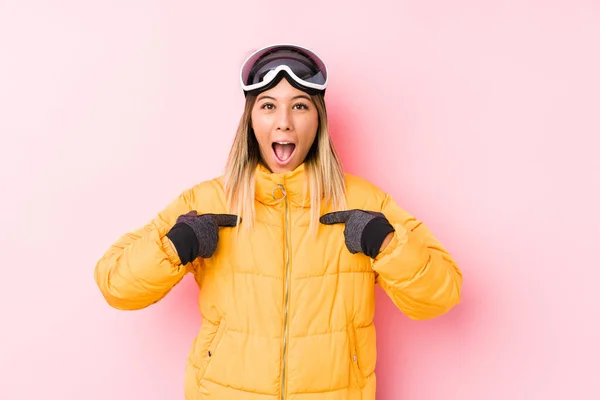 Young Caucasian Woman Wearing Ski Clothes Pink Background Surprised Pointing — 스톡 사진
