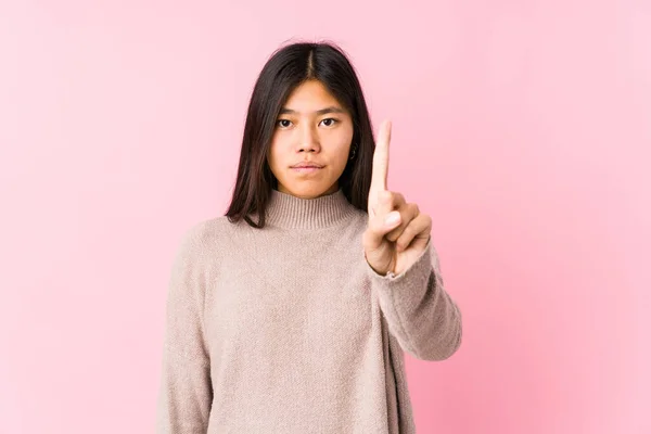 Junge Chinesin Posiert Isoliert Und Zeigt Nummer Eins Mit Finger — Stockfoto