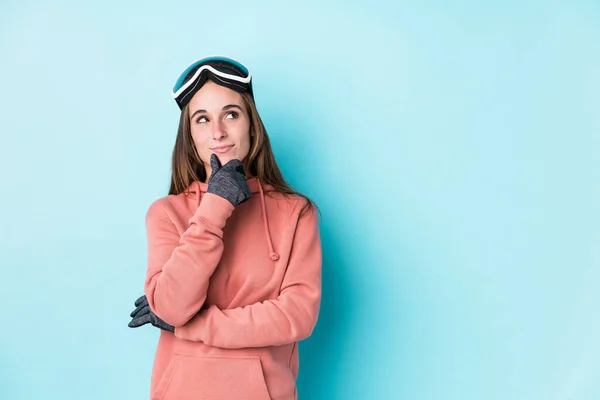 Young Skier Woman Isolated Looking Sideways Doubtful Skeptical Expression — 스톡 사진