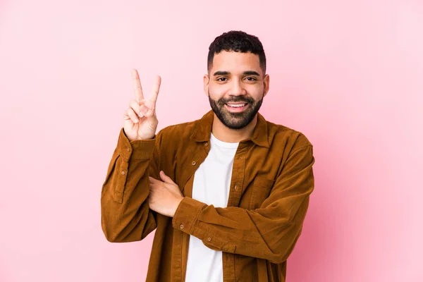 Mladý Latinský Muž Růžovém Pozadí Izolované Ukazující Číslo Dvě Prsty — Stock fotografie
