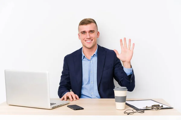 Joven Hombre Negocios Con Portátil Sonriente Alegre Mostrando Número Cinco — Foto de Stock