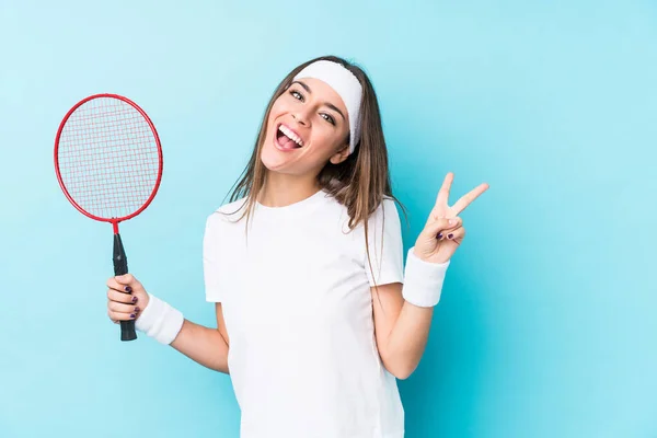 Joven Mujer Caucásica Jugando Bádminton Aislado Alegre Despreocupado Mostrando Símbolo — Foto de Stock