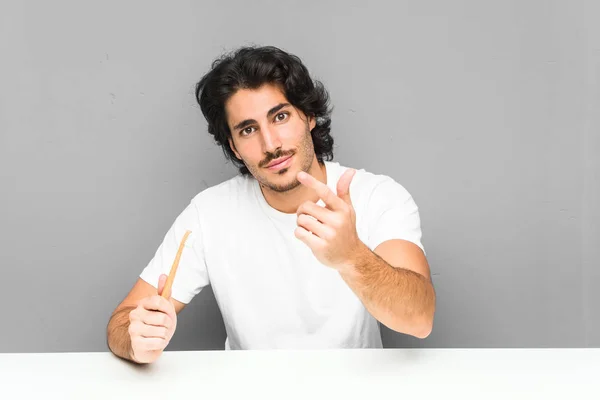 Νεαρός Άνδρας Κρατώντας Μια Οδοντόβουρτσα Δείχνοντας Δάχτυλο Σας Σαν Προσκαλώντας — Φωτογραφία Αρχείου