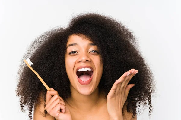 Jovem Afro Segurando Uma Escova Dentes Isolada Celebrando Uma Vitória — Fotografia de Stock