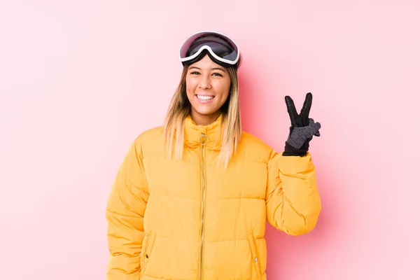 Young Caucasian Woman Wearing Ski Clothes Pink Background Showing Victory — 스톡 사진