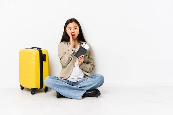 Joven Viajera China Sentada Sosteniendo Una Tarjeta Embarque Está Diciendo —  Fotos de Stock