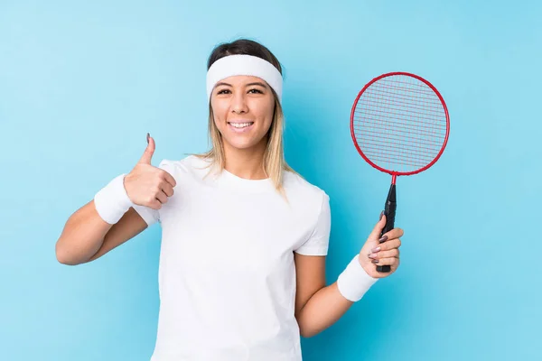 Badminton Oynayan Beyaz Bir Kadın Kendini Izole Edip Gülümsüyor Başparmağını — Stok fotoğraf