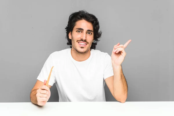 Jonge Man Met Een Tandenborstel Glimlachend Vrolijk Wijzend Met Wijsvinger — Stockfoto