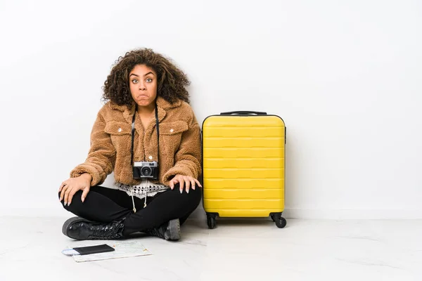 Giovane Donna Afroamericana Pronta Viaggio Scrolla Spalle Occhi Aperti Confusi — Foto Stock