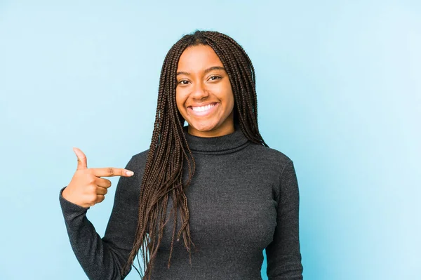 Jeune Femme Afro Américaine Isolée Sur Fond Bleu Personne Pointant — Photo